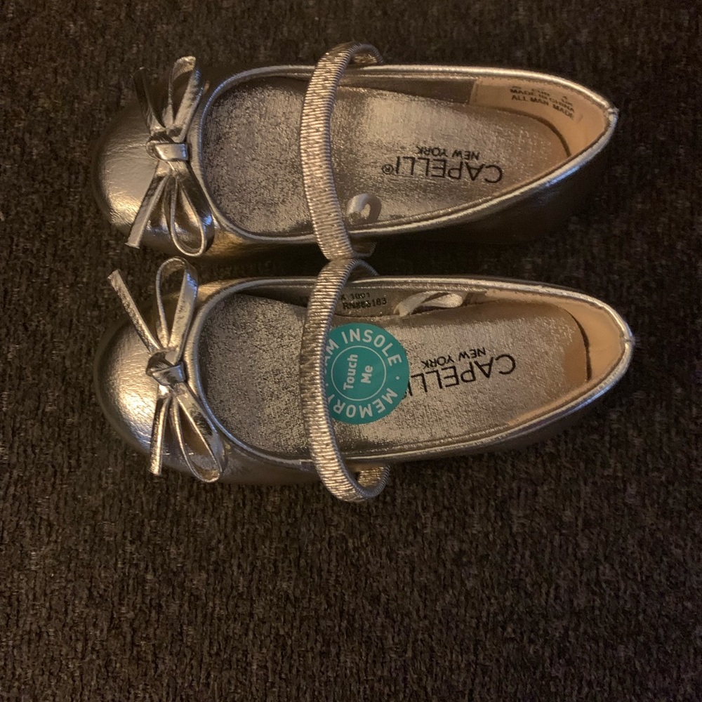 Toddler girl dress shoes size 5.